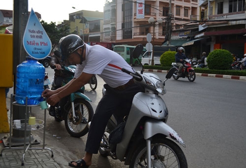Người đi đường dừng chân uống nước miễn phí trên đường Ba Tháng Hai