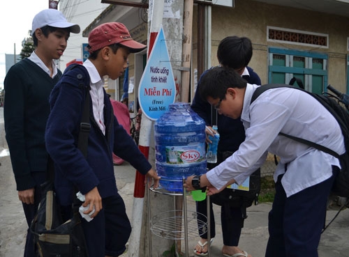 Trên tuyến đường Bùi Thị Xuân, những bình nước lọc này miễn phí là điểm dừng quen thuộc của học sinh trường Nguyễn Du và Bùi Thị Xuân giờ tan trường.