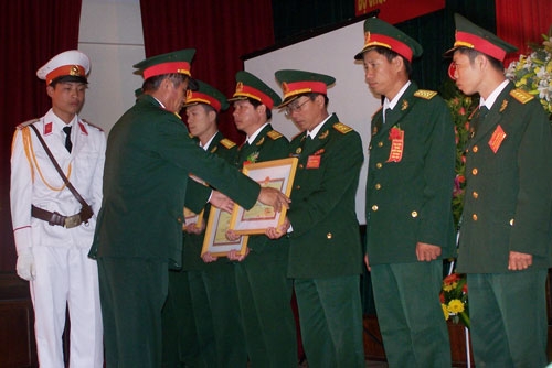 Đại tá Trương Văn Dũng trao thưởng cho các tập thể, cá nhân điển hình