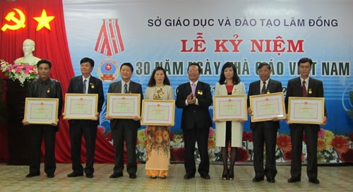 Đ/c Nguyễn Xuân Ngọc- Giám đốc sở GD&ĐT trao Kỷ Niệm chương vì Sự nghiệp giáo dục cho các cán bộ ngoài ngành.