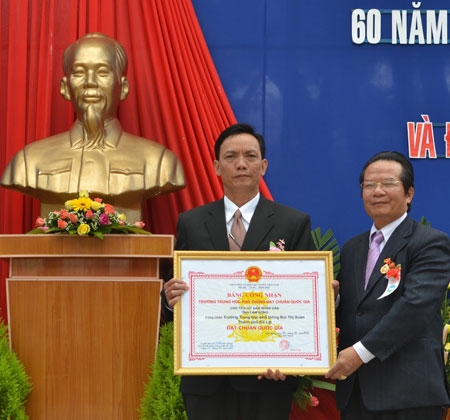 Trường THPT Bùi Thị Xuân kỷ niệm 60 năm thành lập và đón nhận bằng đạt chuẩn quốc gia