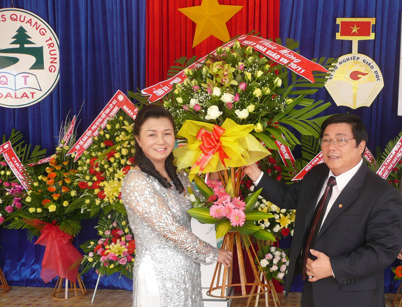 Đồng chí Huỳnh Đức Hòa, Bí thư Tỉnh ủy, Chủ tịch HĐND tỉnh tặng hoa cho tập thể cán bộ giáo viên trường THPT Dân tộc nội trú Lâm Đồng