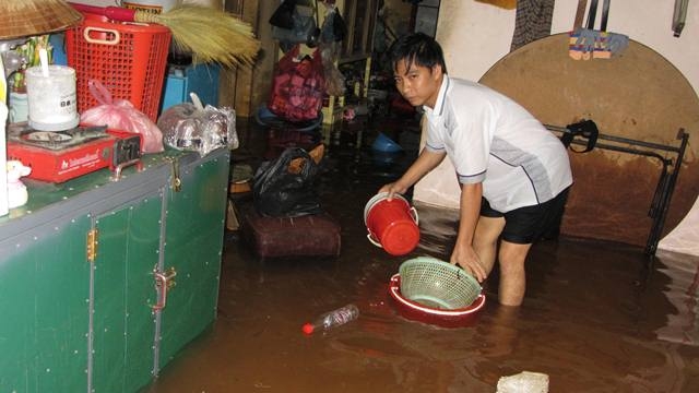 Mưa lớn, hơn 100 căn nhà bị ngập