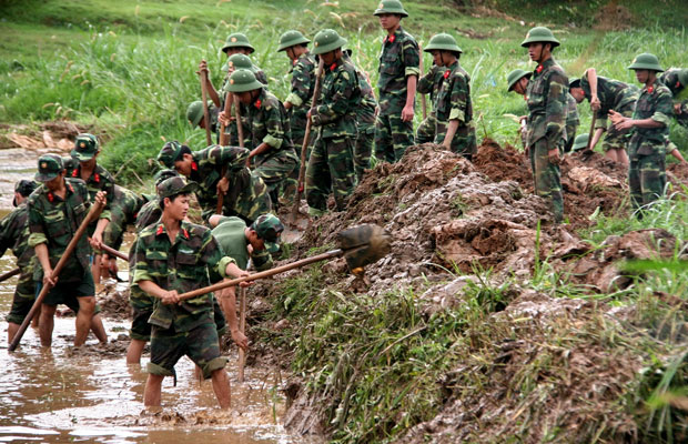 Ra quân bảo vệ môi trường thắng cảnh hồ Xuân Hương