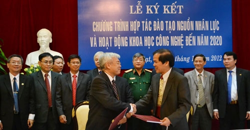 Đ/c Nguyễn Xuân Tiến - UVTW Đảng, Phó Bí thư Tỉnh ủy, Chủ tịch UBND tỉnh Lâm Đồng (bên phải) và đ/c Phan Thanh Bình - UVTW Đảng, Giám đốc Đại học Quốc gia TP.HCM ký kết hợp tác đào tạo nguồn nhân lực và hoạt động KHCN