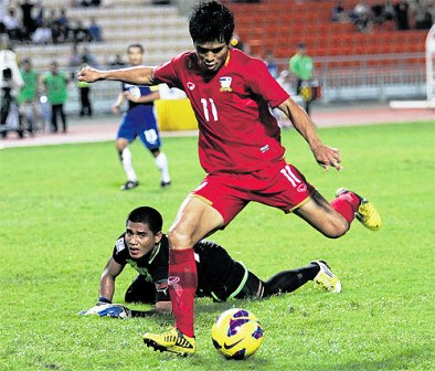 Chỉ cần thắng Myanmar, chủ nhà Thái Lan (áo đỏ) sớm có tấm vé đi tiếp vào bán kết AFF Cup 2012 trước 1 vòng đấu