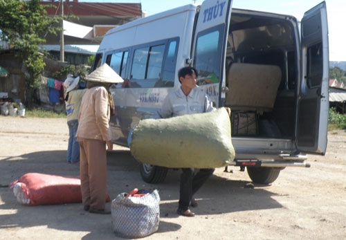  Chuyển thuốc lên xe khách tại ngã ba Finnom, Đức Trọng đi Di Linh