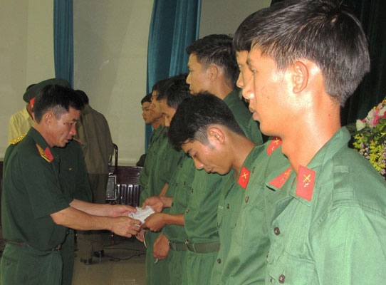 Thăm chiến sĩ mới