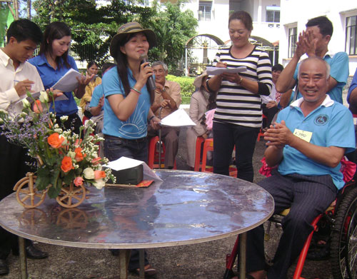 Thi cắm hoa
