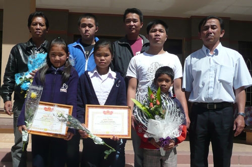 Lấy đủ huy chương