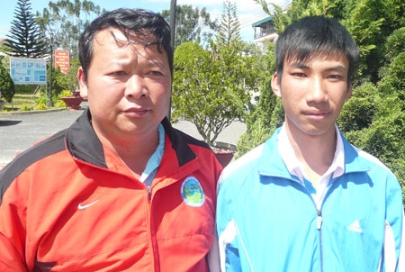 VĐV Đinh Hoàng Phúc (bên phải) và HLV Hồ Văn Chương của Đội tuyển Điền kinh Lâm Đồng