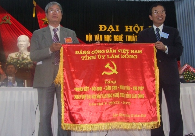 Đồng chí Vũ Công Tiến trao bức trướng cho Hội Văn học nghệ thuật tỉnh.
