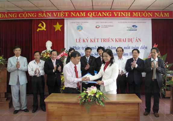 Ký kết triển khai dự án Phát triển mô hình chăm sóc mắt toàn diện tại Lâm Đồng