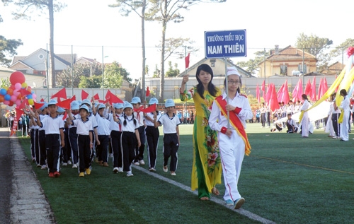 Các đoàn diễu hành qua lễ đài