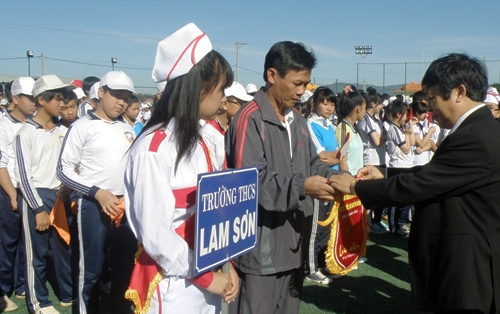 Đồng chí Đoàn Văn Việt-Thường vụ Tỉnh ủy, Bí thư Thành ủy Đà Lạt trao cờ lưu niệm và hoa cho các đoàn 