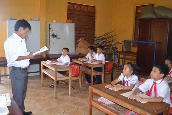 Thầy giáo Cao Văn Giáp, cũng là Phó Chủ tịch UBND xã Sinh Tồn đã có thâm niên 5 năm đứng lớp