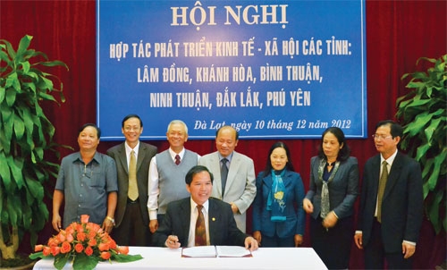 Kinh tế - xã hội năm 2012 tiếp tục phát triển và những vấn đề đặt ra