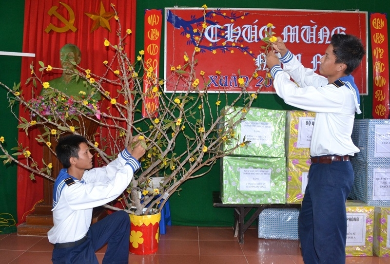 Chiến sỹ đảo Phan Vinh trang trí cây mai ngày Tết