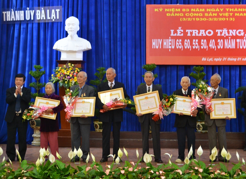 Đà Lạt: Trao tặng huy hiệu Đảng cho 51 đảng viên