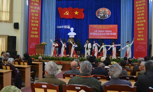 Tiết mục văn nghệ chào mừng buổi lễ kỷ niệm ngày thành lập Đảng. Ảnh Văn Báu