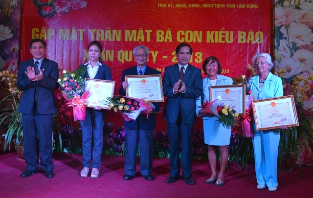 Gặp mặt kiều bào về quê đón Tết Quý Tỵ 2013:  Ấm Lòng ngày cuối năm