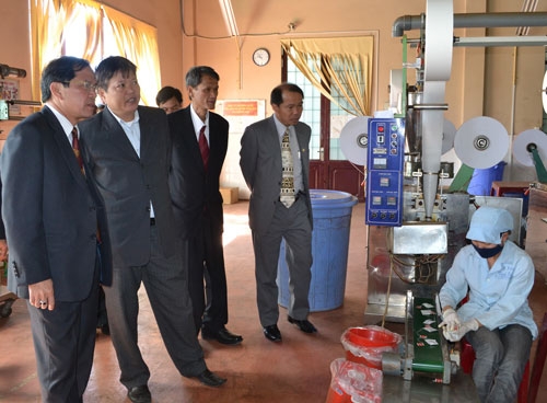 Chủ tịch UBND tỉnh kiểm tra tình hình sản xuất kinh doanh trên địa bàn Tp. Đà Lạt