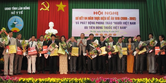 Lãnh đạo tỉnh và Sở Y tế tặng quà lưu niệm cho các Thầy thuốc Ưu tú, cán bộ lão thành của ngành y tế