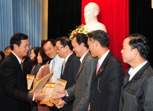 Đồng chí Hoàng Sĩ Sơn - Phó Bí thư Thường trực Tỉnh ủy trao giấy khen của Đảng ủy Khối các cơ quan tỉnh cho các TCCSĐ trong sạch, vững mạnh tiêu biểu