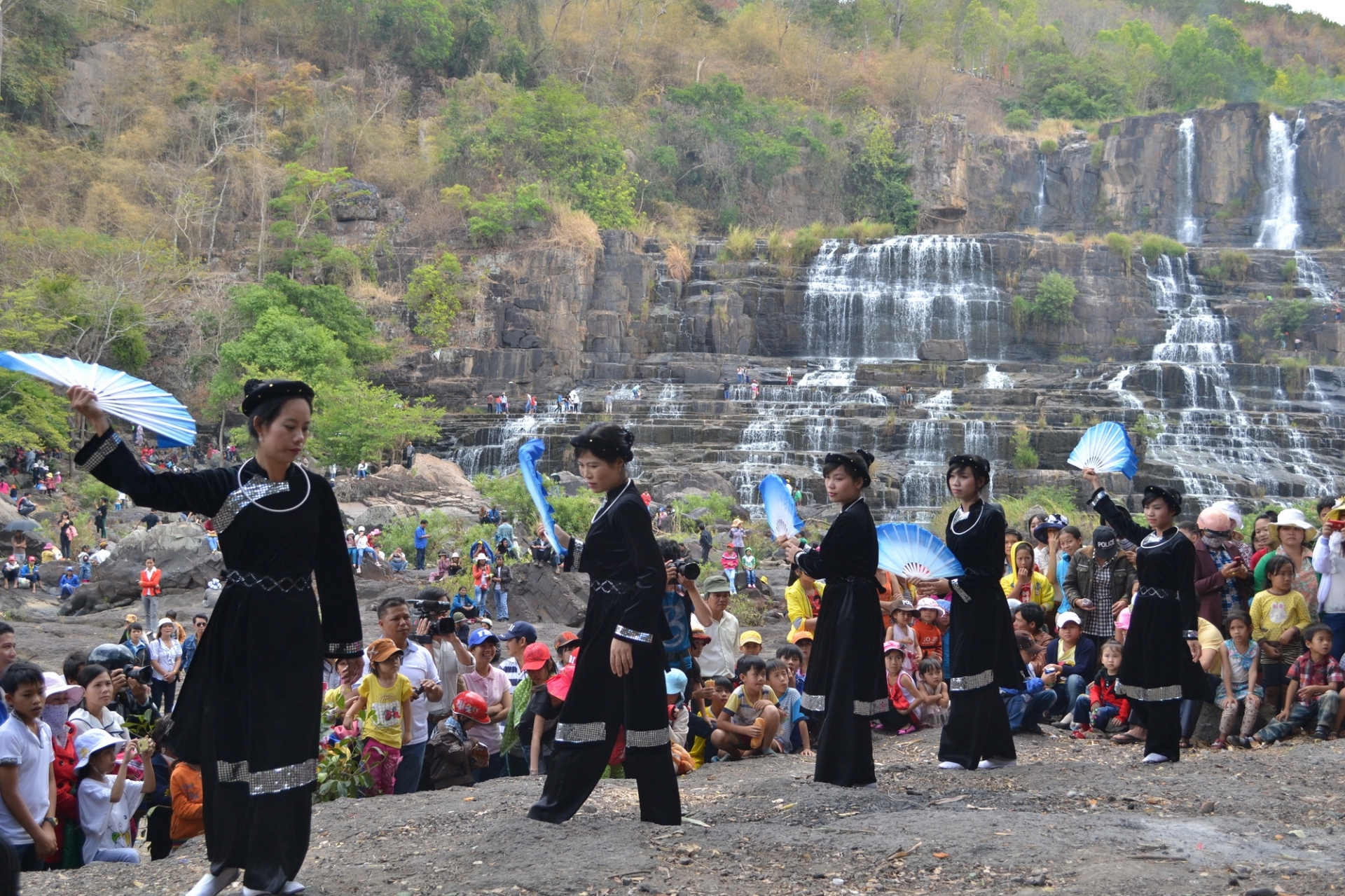 Trang phục của các cô gái Tày