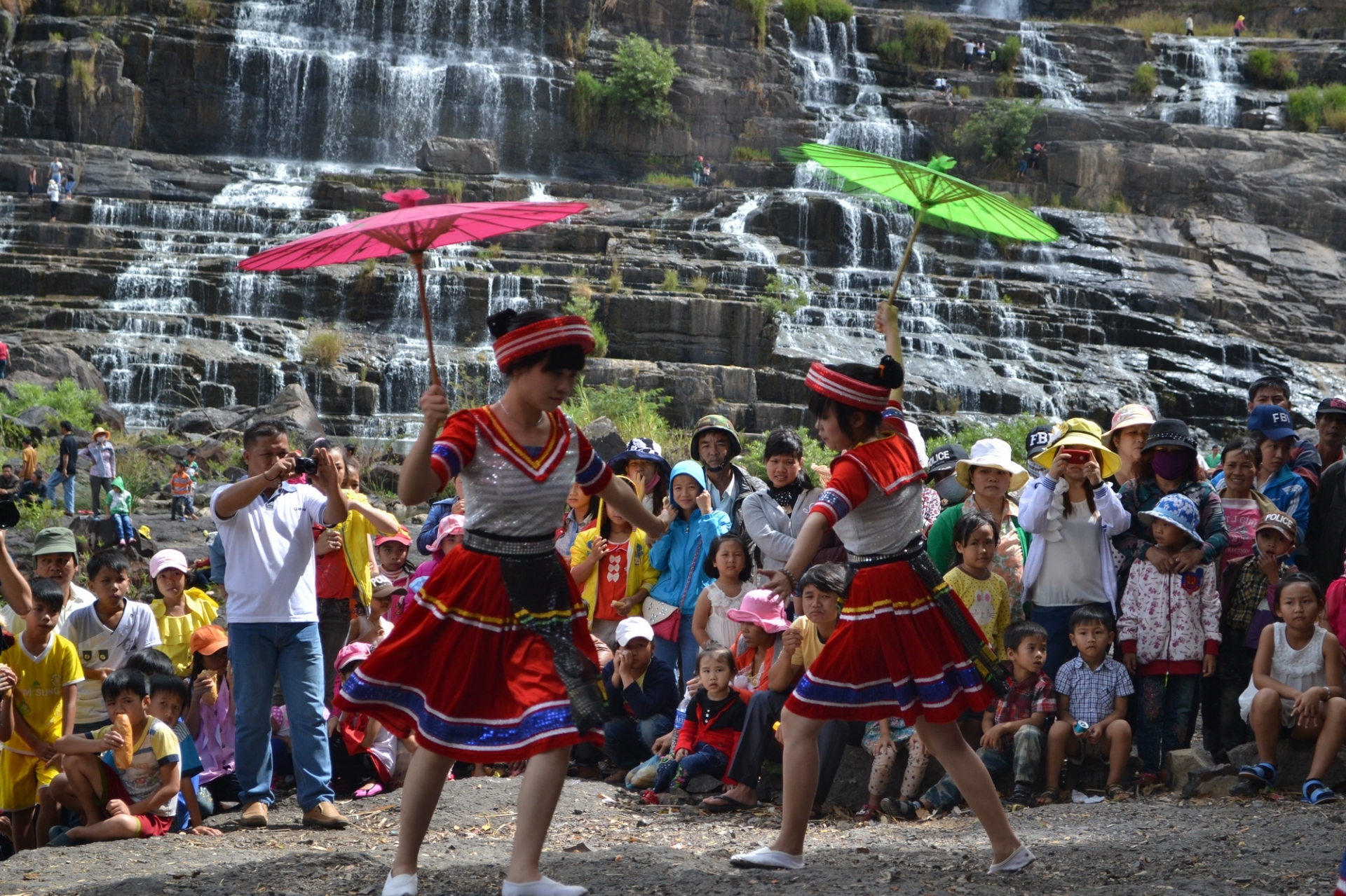 Trang phục rực rỡ của các cô gái Hmong đẹp như bông hoa rừng