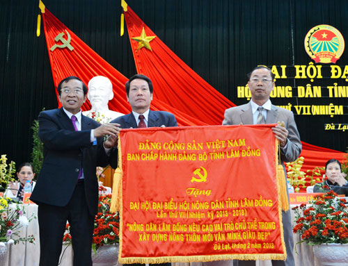 Phó Bí thư Tỉnh ủy, Trưởng Đoàn đại biểu Quốc hội đơn vị tỉnh Lâm Đồng trao tặng bức trướng cho đại diện lãnh đạo Hội nông dân tỉnh
