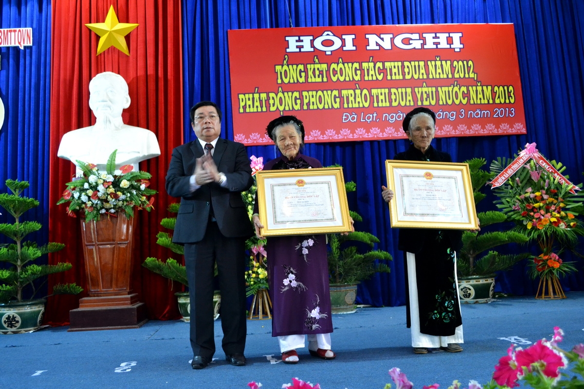 Lãnh đạo tỉnh trao Huân chương Độc lập hạng Ba cho gia đình có nhiều liệt sỹ hi sinh bảo vệ Tổ quốc