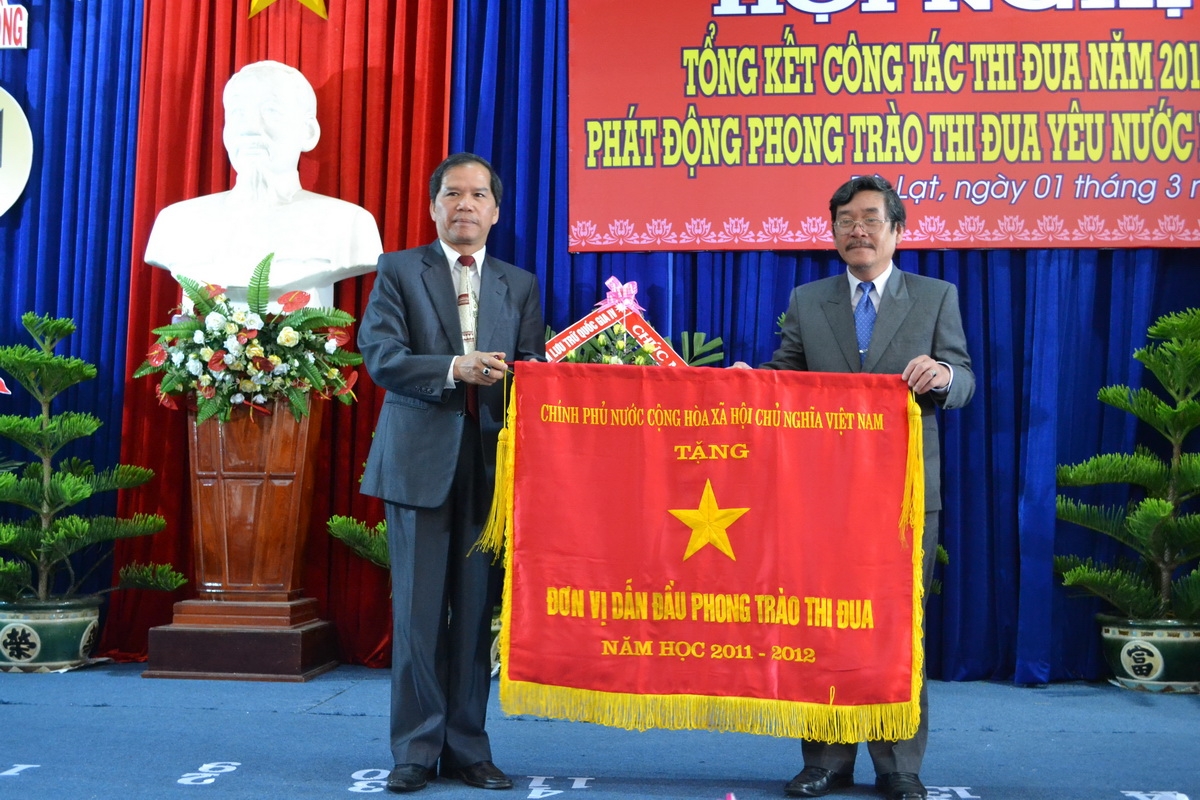 Lãnh đạo tỉnh trao Cờ thi đua của Chính phủ cho đại diện Trường THPT Chuyên Thăng Long Đà Lạt