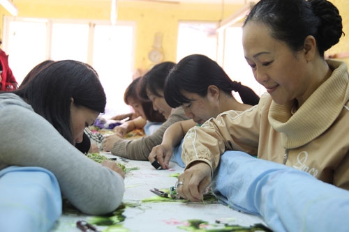 Miệt mài với nghề thêu. Ảnh Nguyên Thi