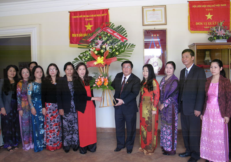 Bí thư Tỉnh uỷ tặng hoa chúc mừng Ngày Quốc tế Phụ nữ 8/3