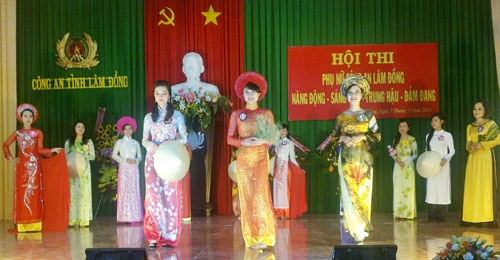 Các thí sinh trong phần thi trang phục đặc sắc