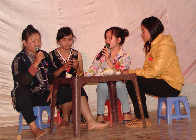 Phụ nữ dân tộc thiểu số xã Đạ Nhim làm theo gương Bác