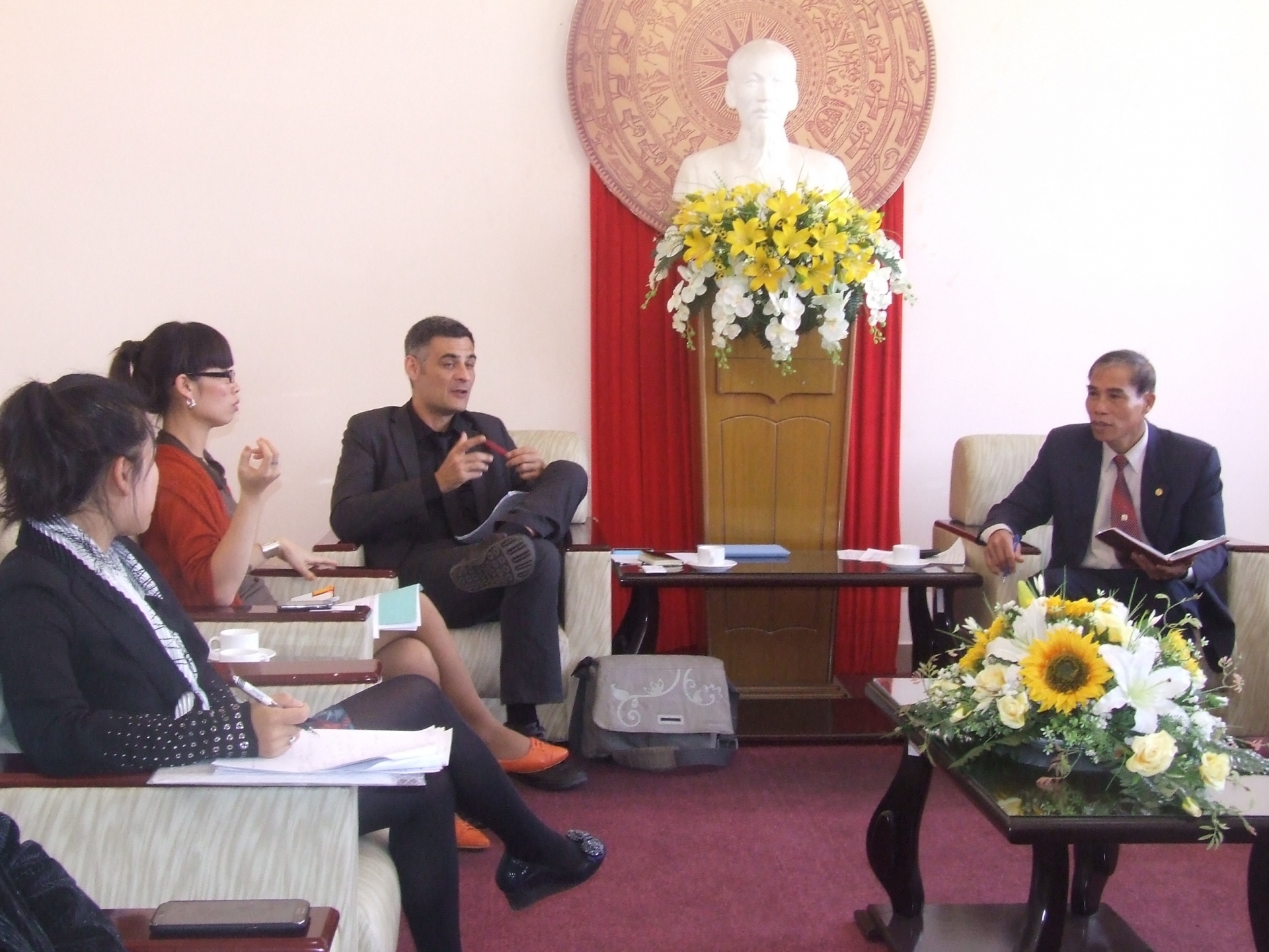 Lãnh đạo Sở VH-TT-DL làm việc với tùy viên nghe nhìn Đại sứ quán về tổ chức Tuần lễ văn hoá Pháp tại Đà Lạt