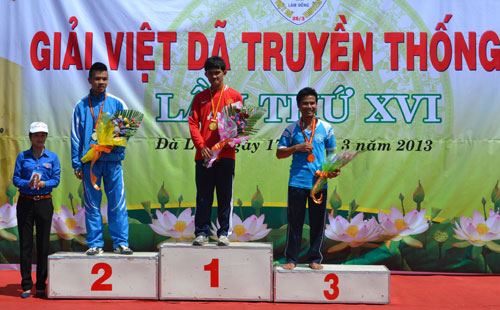 Đại diện Tỉnh Đoàn Lâm Đồng trao huy chương cho nội dung cá nhân nam