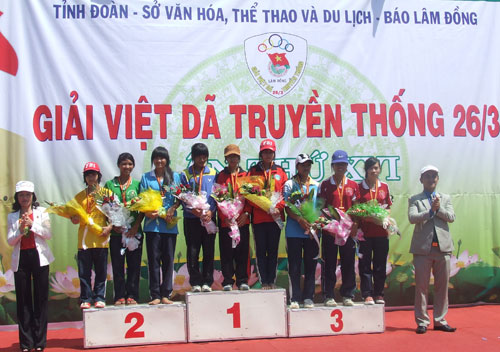 Lãnh đạo Báo Lâm Đồng và Tỉnh Đoàn Lâm Đồng trao giải nhất, nhì, ba đồng đội nữ