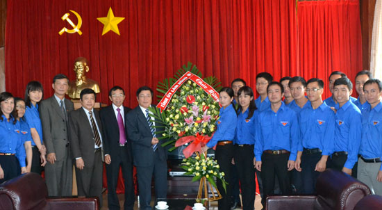 Đồng chí Bí thư Tỉnh ủy và các đồng chí lãnh đạo tỉnh tặng hoa chúc mừng cán bộ Tỉnh Đoàn