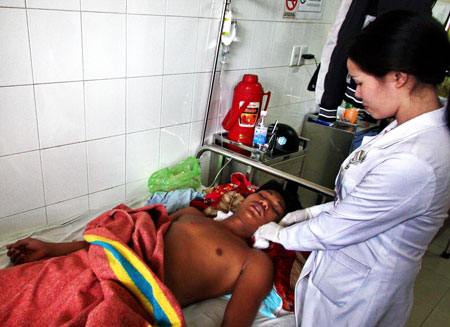 Một công nhân nhập viện vì bị thanh sắt đâm xuyên cổ