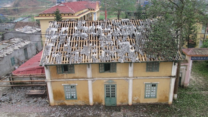 Những ngôi nhà lợp mái fipro ximăng ở Mương Khương đã bị thủng vỡ hoàn toàn