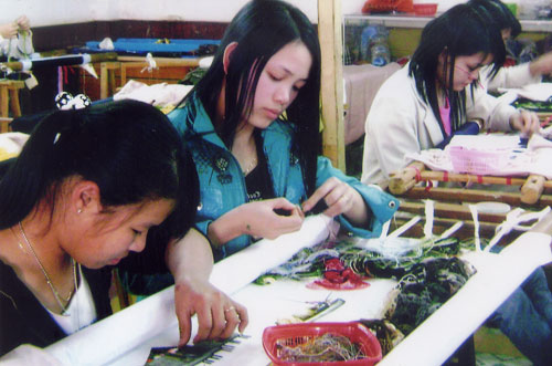 Quan tâm công tác phụ nữ thời kỳ đẩy mạnh công nghiệp hoá, hiện đại hoá