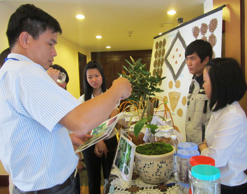 Các sản phẩm thủ công mỹ nghệ truyên thống của gian hàng trường đại học Đà Lạt