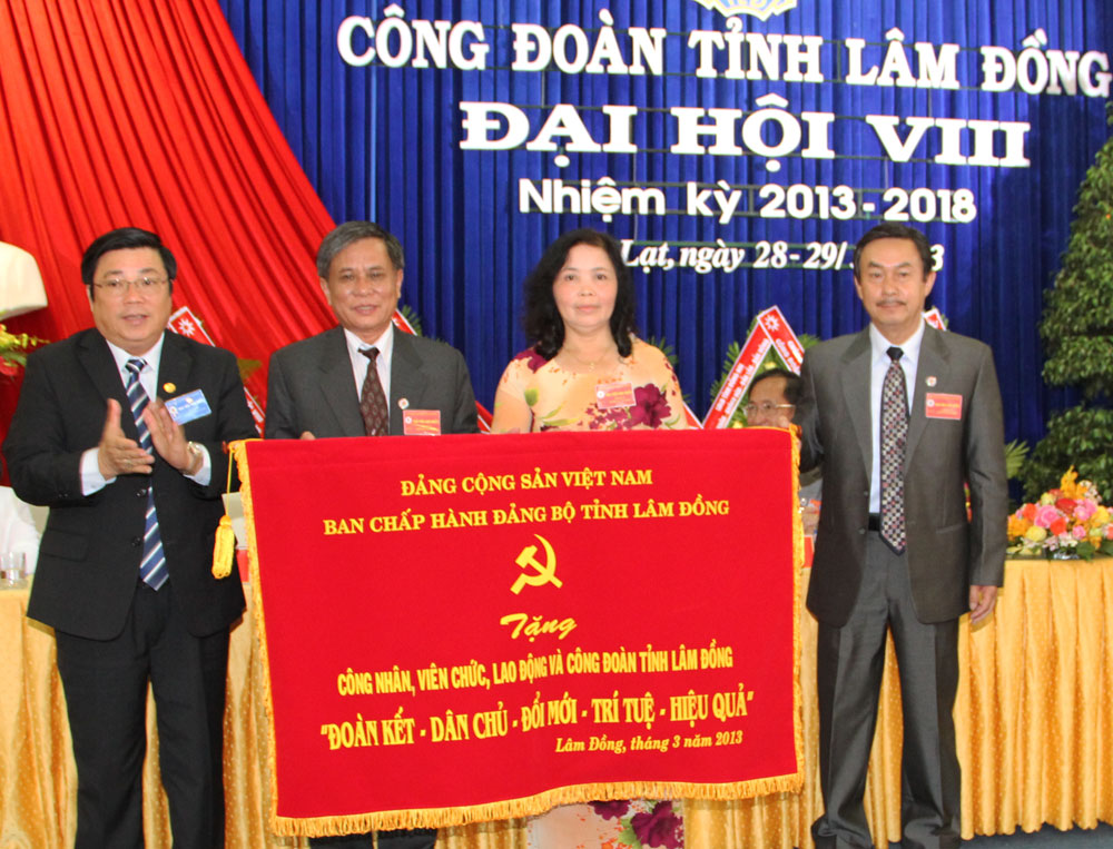 Đồng chí Huỳnh Đức Hòa - Bí thư Tỉnh ủy, Chủ tịch HĐND tỉnh trao bức trướng của Ban Chấp hành Đảng bộ tỉnh tặng Công đoàn tỉnh
