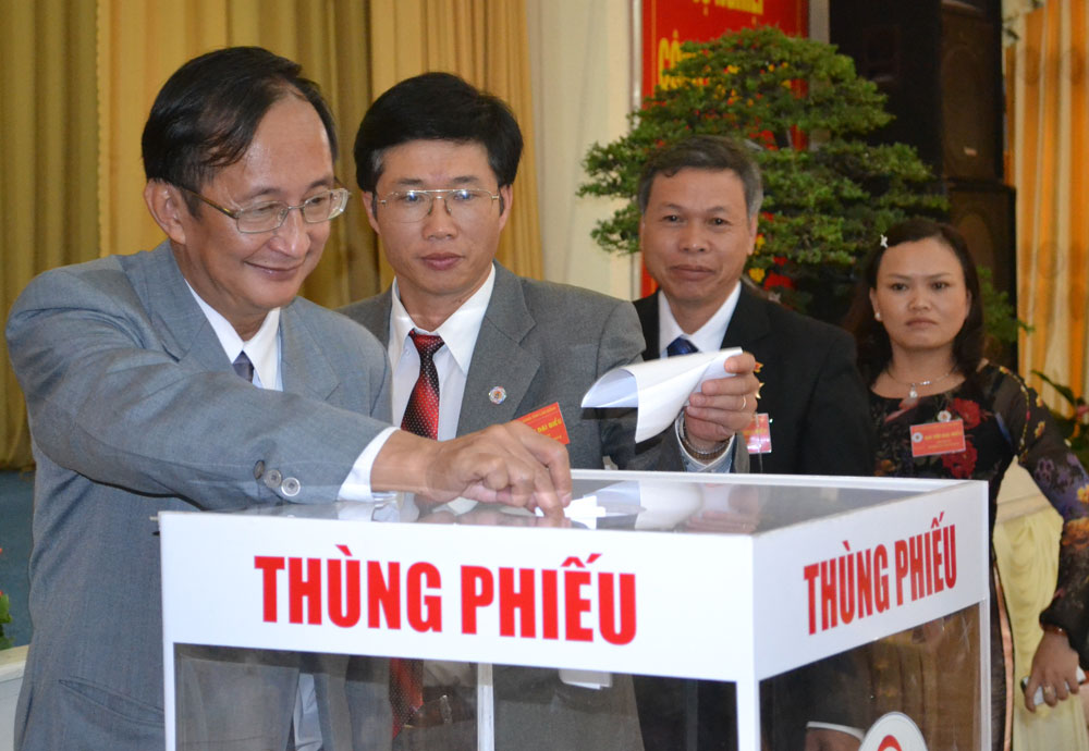 Đại biểu bỏ phiếu bầu Ban Chấp hành nhiệm kỳ VIII