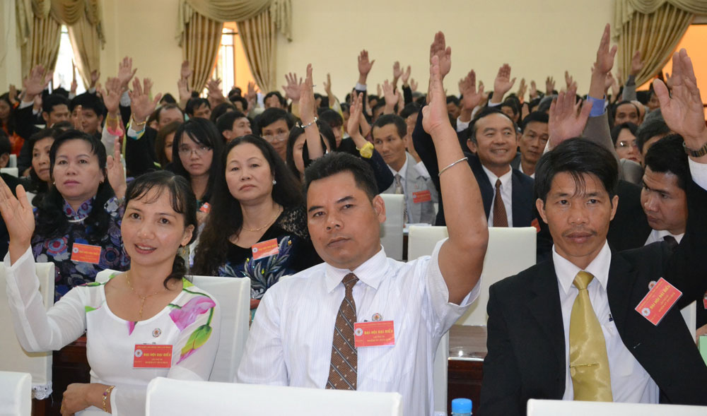 Biểu quyết thông qua Nghị quyết Đại hội
