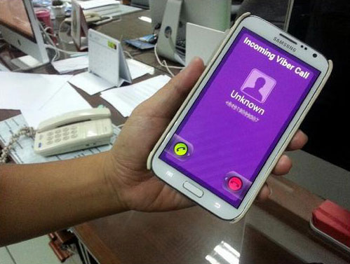 Dịch vụ nhắn tin, gọi điện miễn phí do các công ty nước ngoài cung cấp làm giảm doanh thu của các nhà mạng Việt Nam - Ảnh: N.Thành 