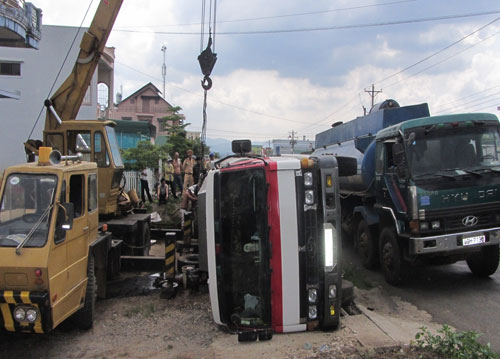 Bảo Lộc: Lật xe bồn, 2 người thoát chết